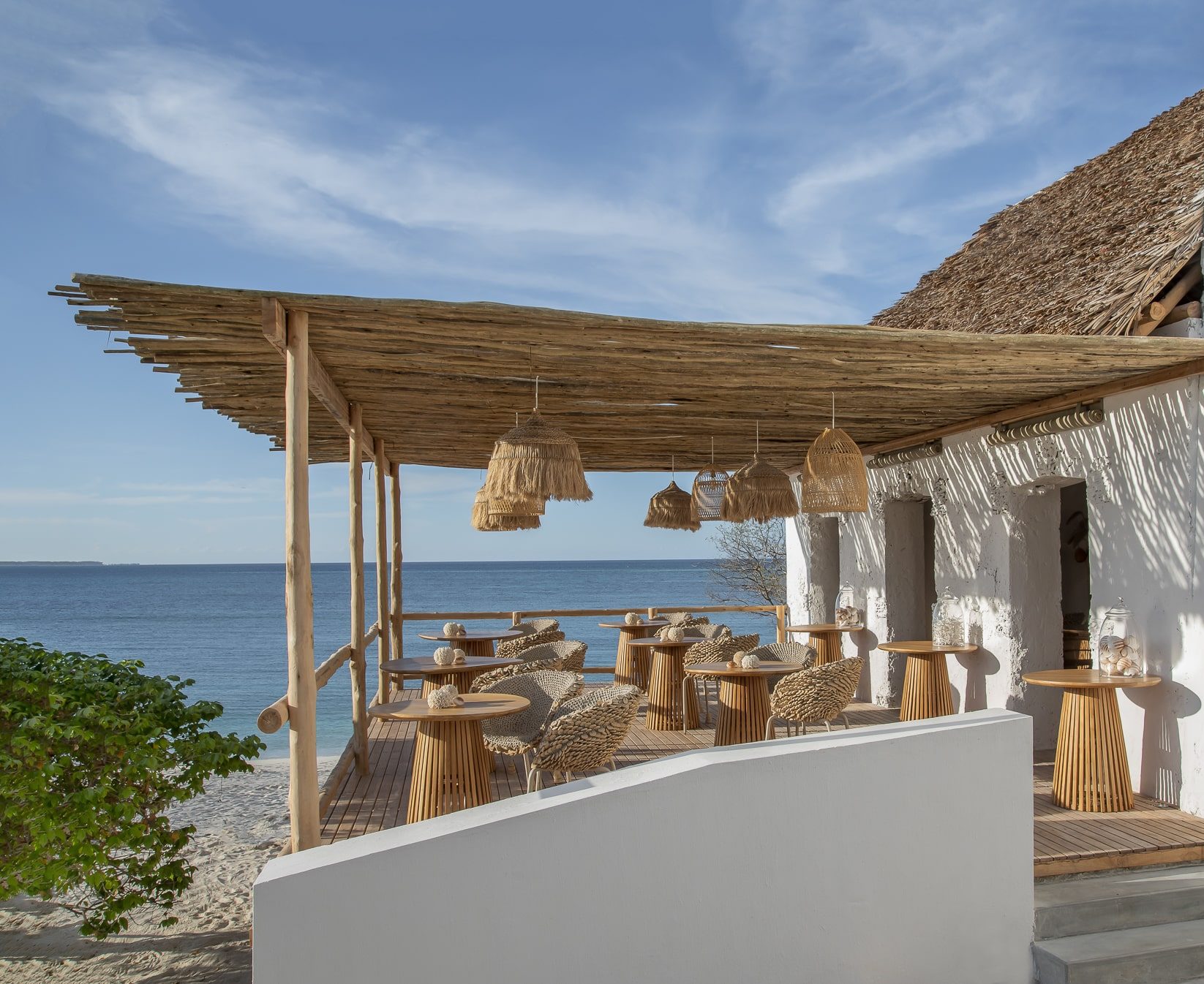 Terrasse du restaurant avec vue au sein du Fanjove Island Lodge