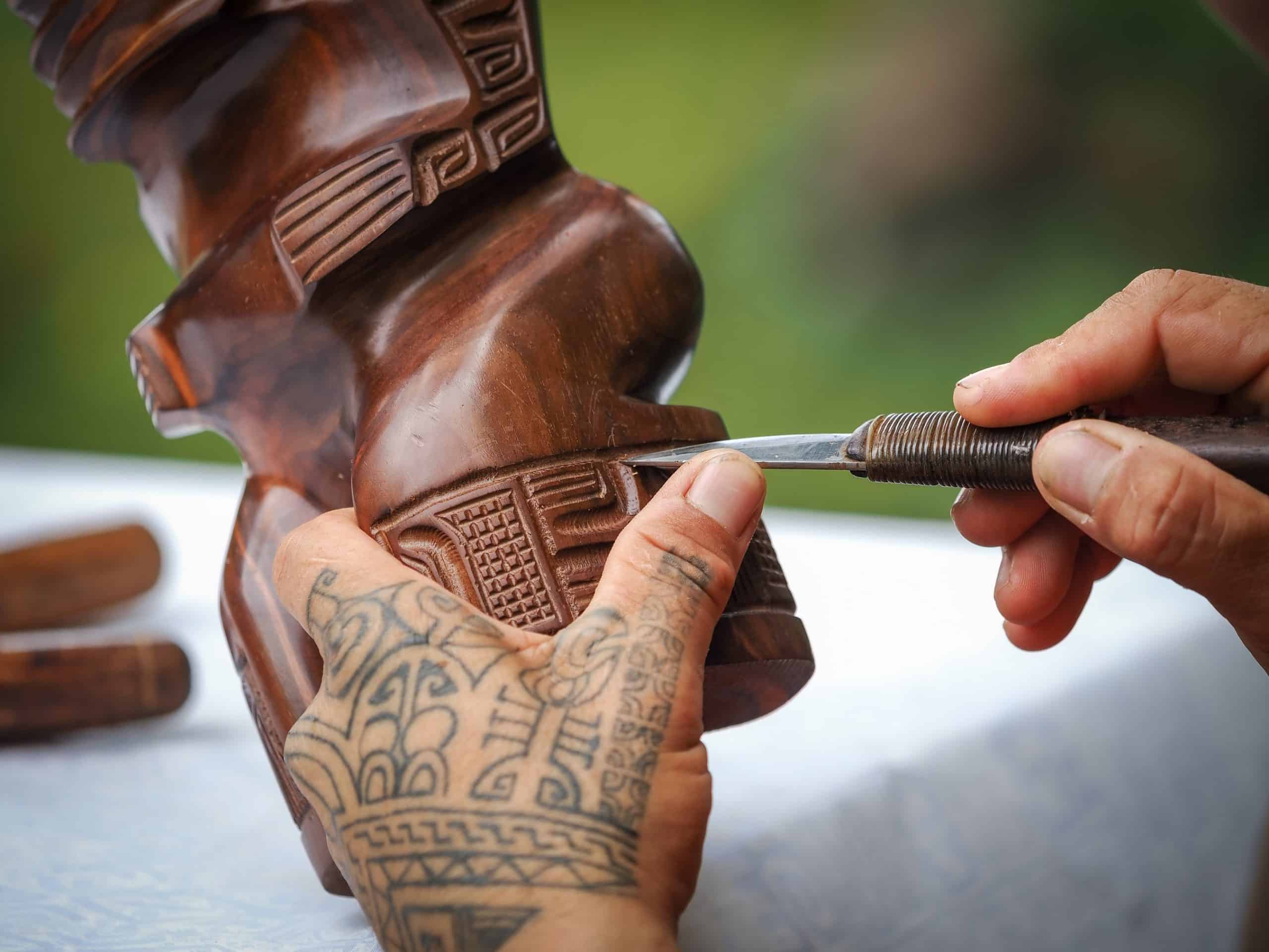 Nuku Hiva pearl lodge Polynésie gravure sur bois