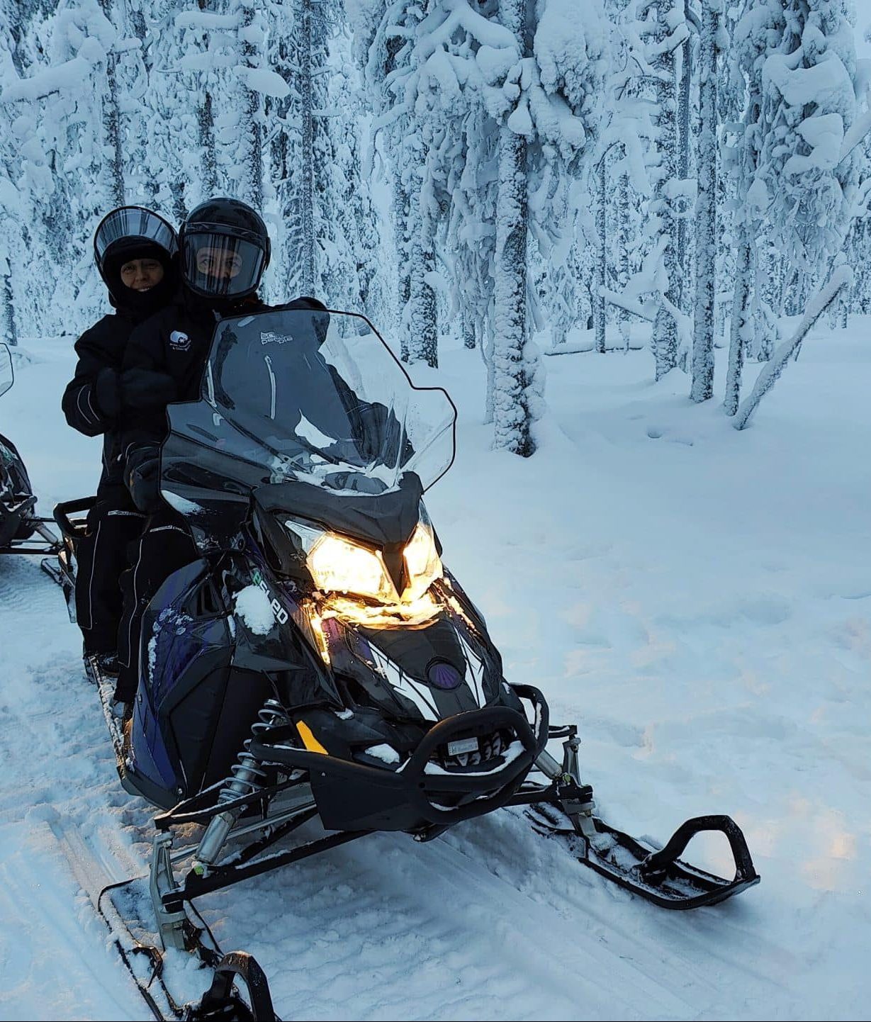 Artic Snow Hotel Finlande activité motoneige