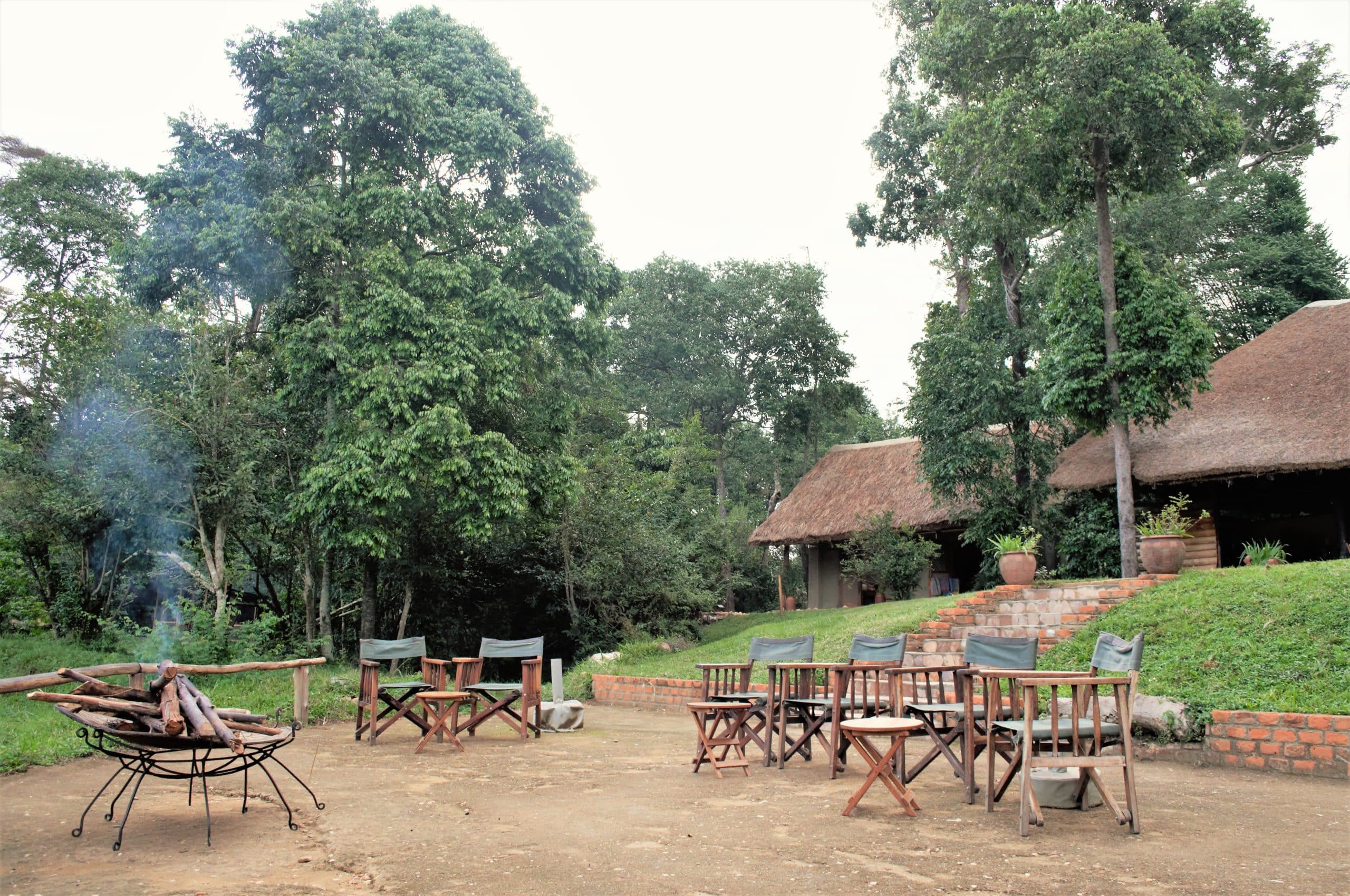 Ishasha Camp Ouganda tables exterieur restaurant