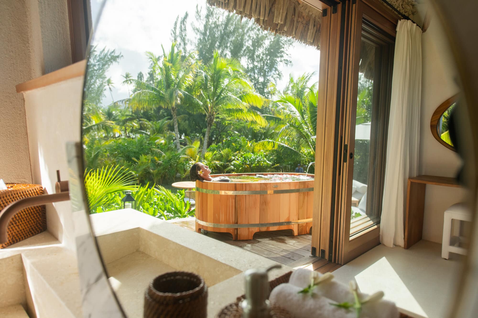 Motu Nao Nao Polynésie vue terrasse avec baignoire extérieure