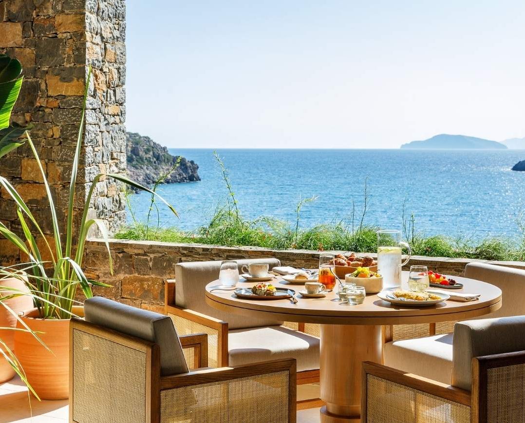 Vue terrasse du restaurant Daios Cove Luxury Resort & Villas hôtel Crète Grèce