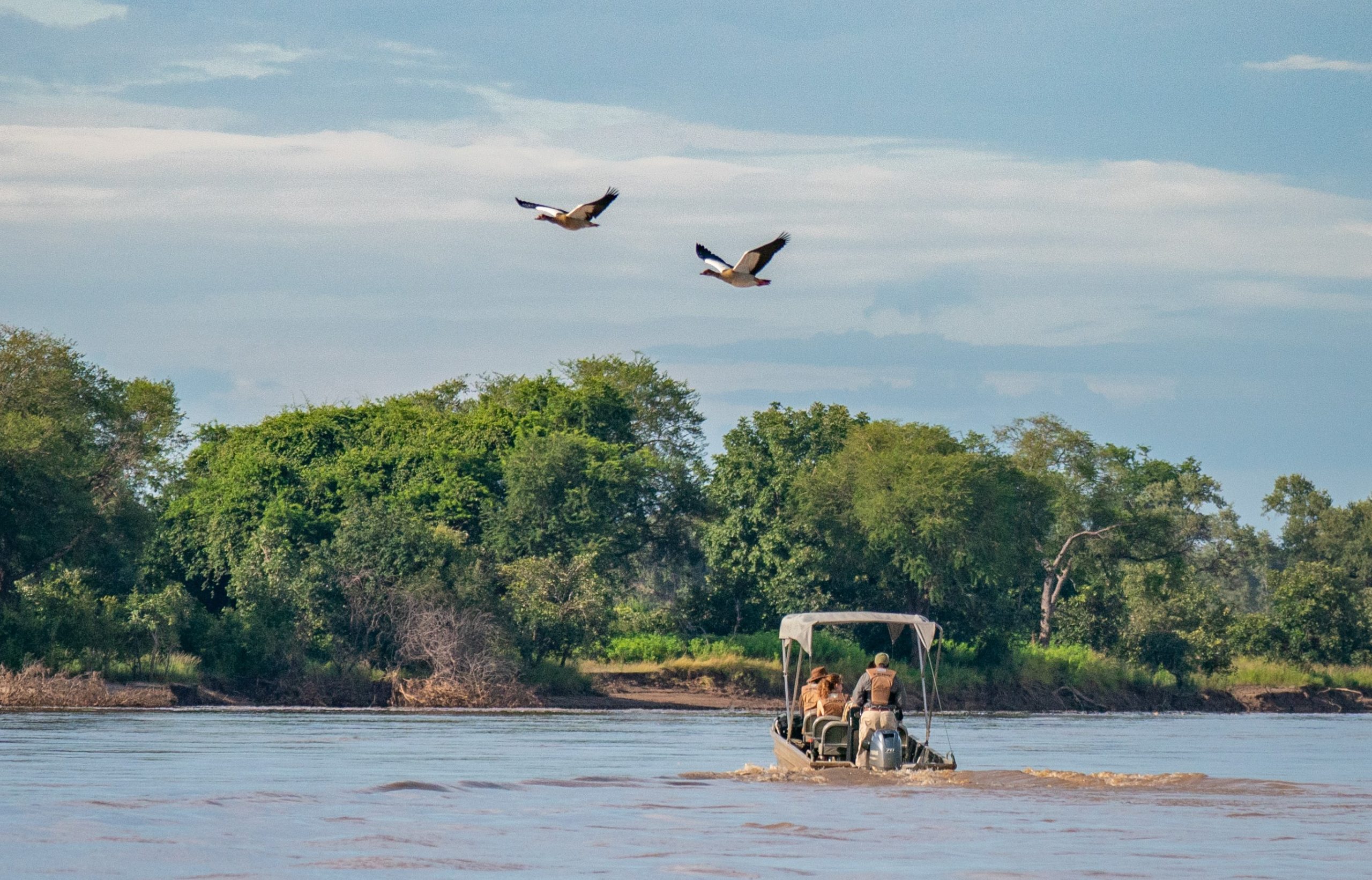 TIME + TIDE CHINZOMBO Zambie safari bateau