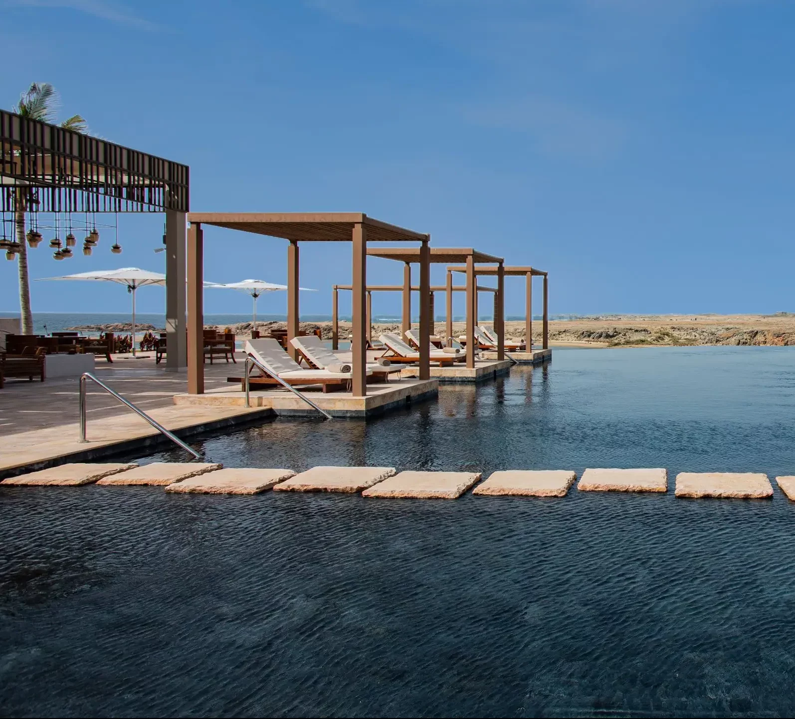 Alila Hinu Bay Oman vue sur la mer depuis la piscine