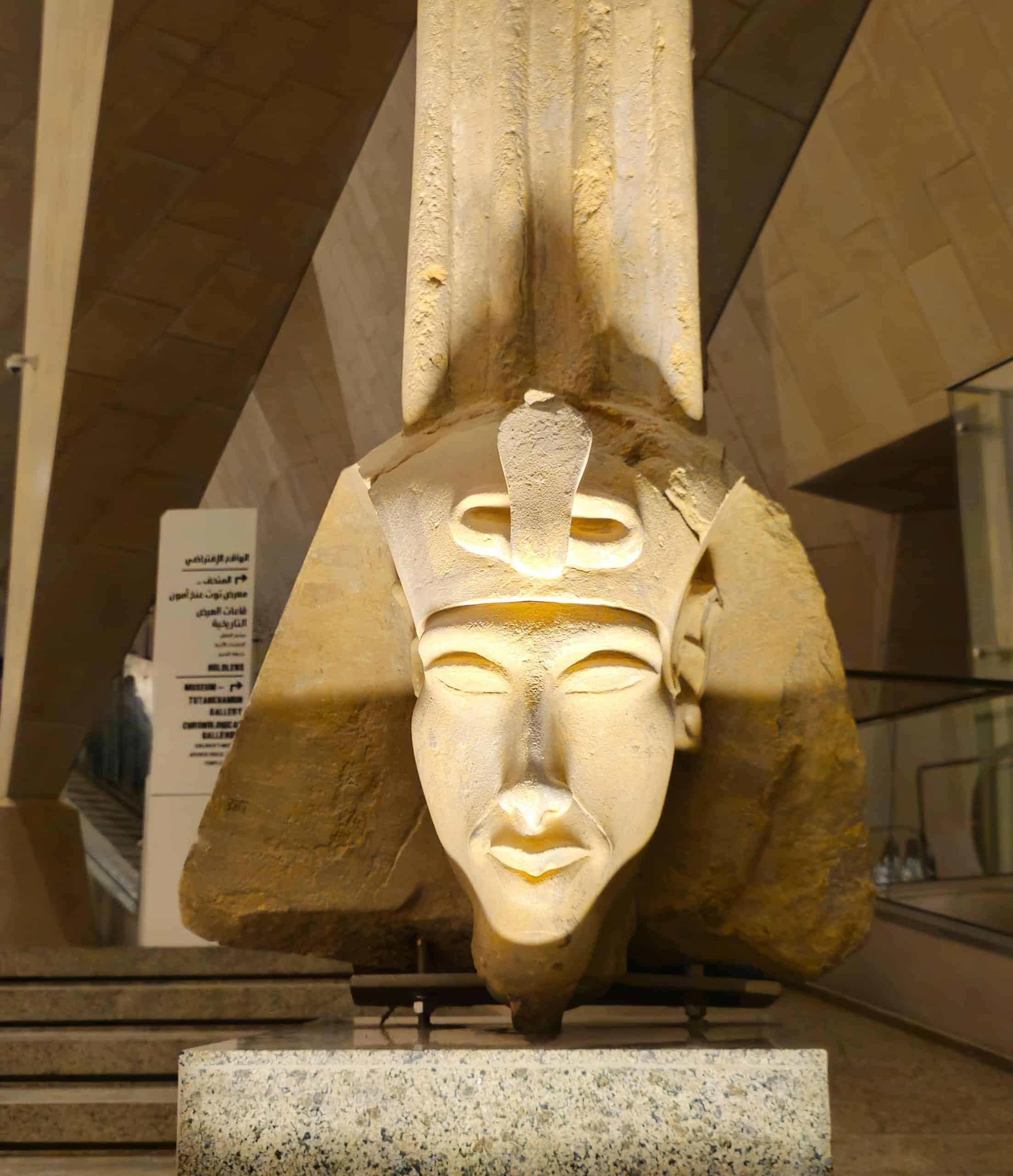 ouverture du grand musee egyptien du caire Egypte sculpture du visage d'un pharaon